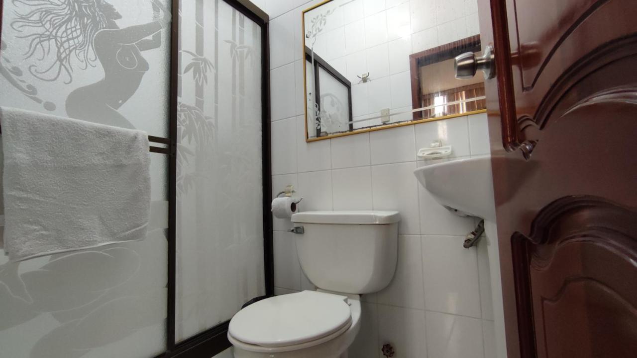 Hostal Matro Machala Bagian luar foto